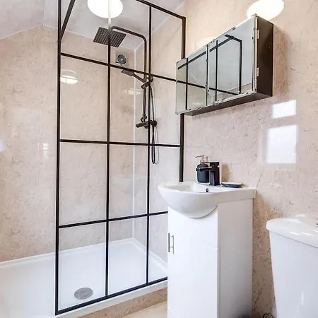 Cozy Nook-Hot Tub, Sleeps 8, Free Parking, Netflix Villa Leicester Exterior photo