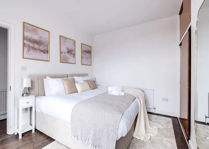 Cozy Nook-Hot Tub, Sleeps 8, Free Parking, Netflix
