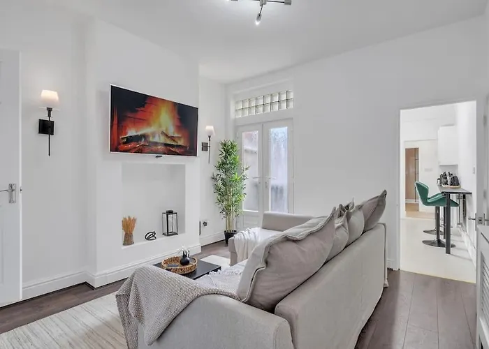 Cozy Nook-Hot Tub, Sleeps 8, Free Parking, Netflix